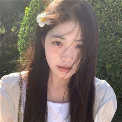 短剧《穿成皇后我躺赢了》封面海报